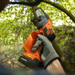 Yard Force - Mini-tronçonneuse à main sans-fil 20v avec guide chaine 13cm - ls c13 Online